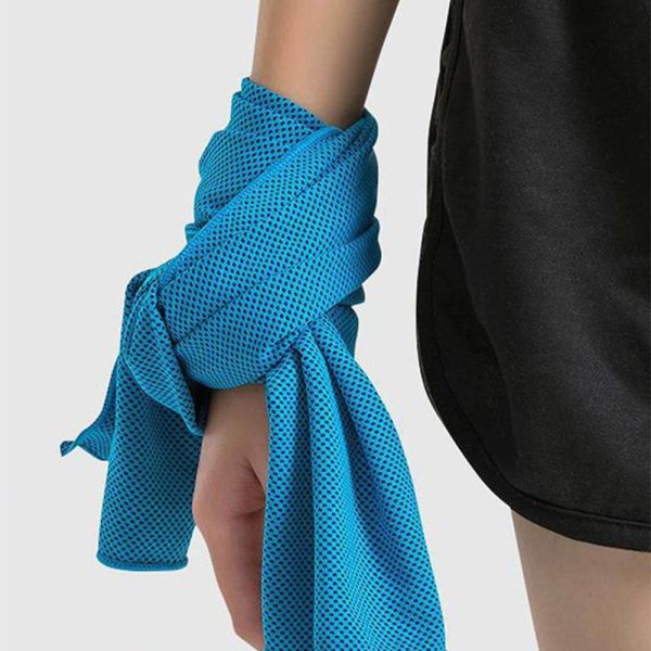 ⁦Stay Cool Microfiber Ice Towel- عرض 3 منشفة الثلج المايكروفايبر⁩ - الصورة ⁦3⁩